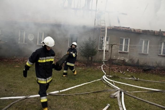 Strażacy ze Zdun gasili pożar w Siemianowie k.Ujazdu. Trzy rodziny bez domu, dwie osoby w szpitalu