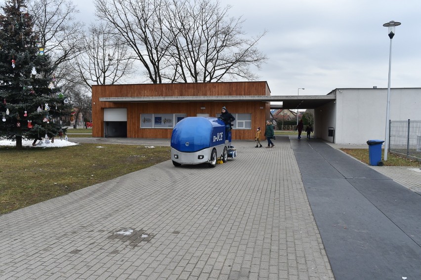 Leszno. Lodowisko oblężone od samych świąt. Chętnych nie brakuje [ZDJĘCIA]