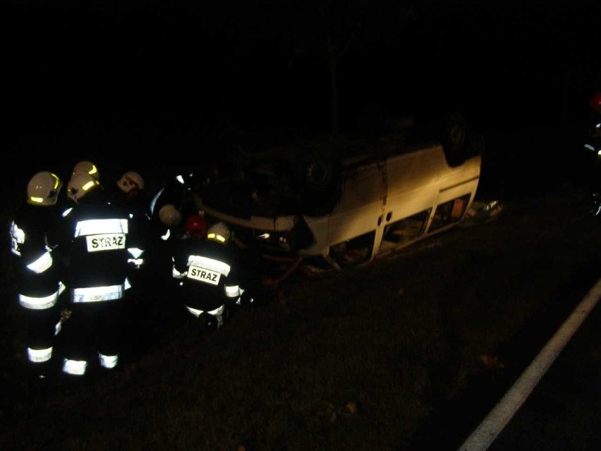 Wypadek na DK 55 w Chlebówce. Dwie osoby trafiły do szpitala po dachowaniu busa 