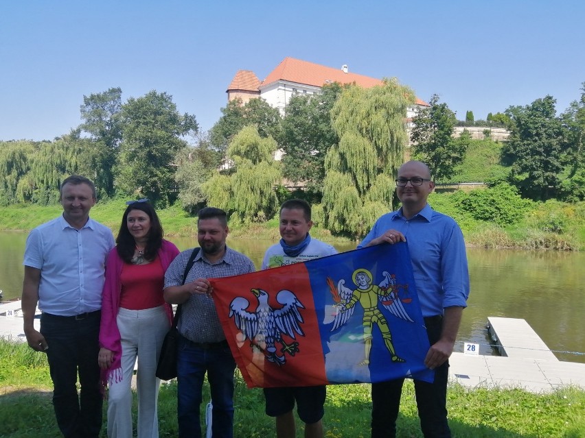 Jacek Balcerak płynie Wisłą samotnie tysiąc kilometrów, bo wspiera chorą Kingę. W czwartek zatrzymał się w Sandomierzu [ZDJĘCIA] 