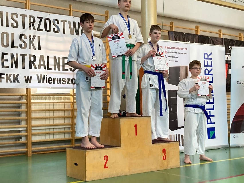 Zawodnicy Kaliskiego Klubu Kyokushinkan Karate David Club medalistami mistrzostw Polski centralnej. ZDJĘCIA