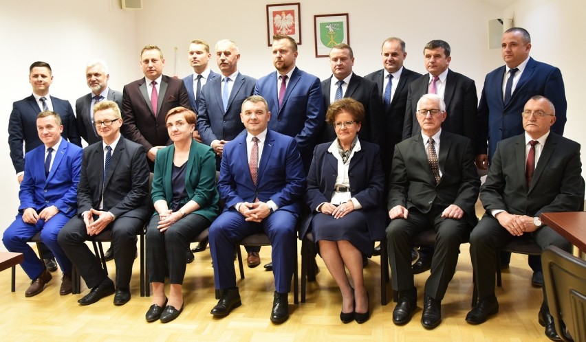 Rada Powiatu Janowskiego. Na pierwszej sesji wybrano nowe władze - powiatem będzie rządzić Prawo i Sprawiedliwość (ZDJĘCIA)