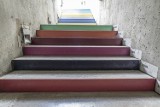 Studenci katowickiej ASP wykonali nietuzinkowy projekt. Wzbogacili kolorami szarą przestrzeń schodów przy ul. Raciborskiej