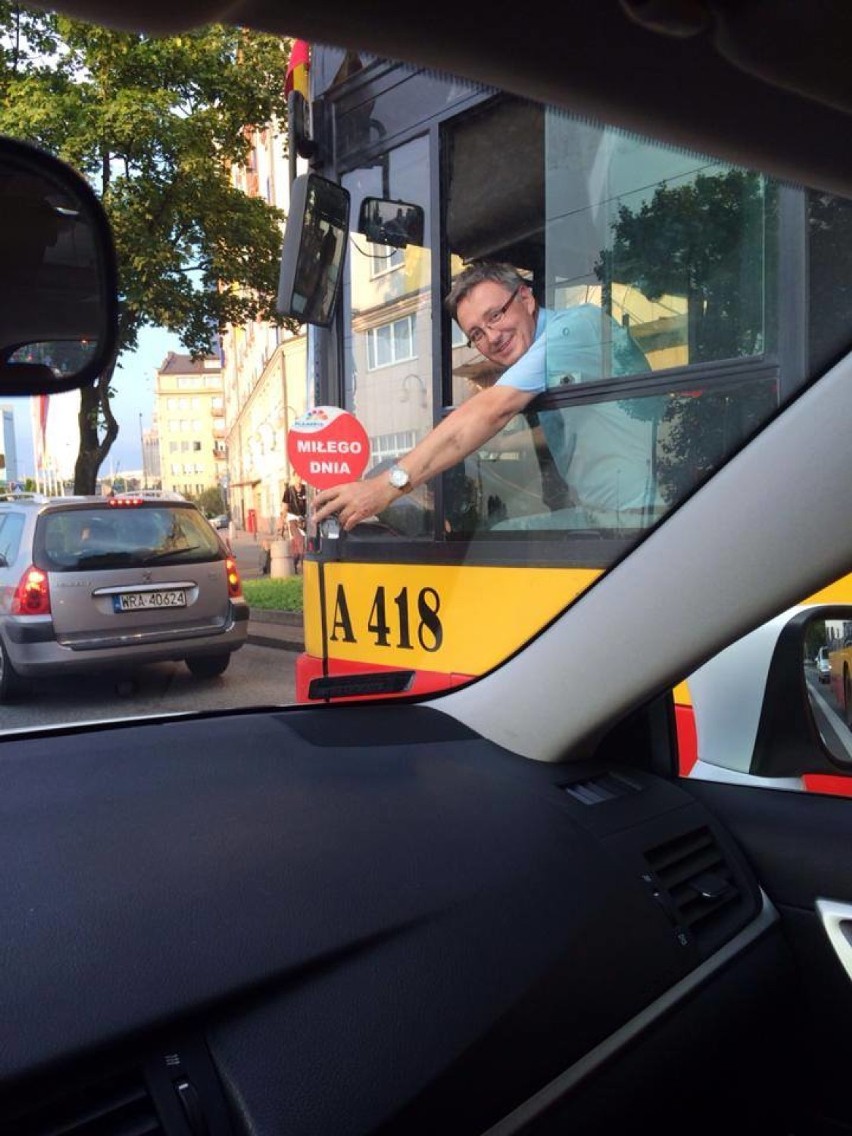 Robert Chilmończyk za kierownicą autobusu bawi pasażerów w...