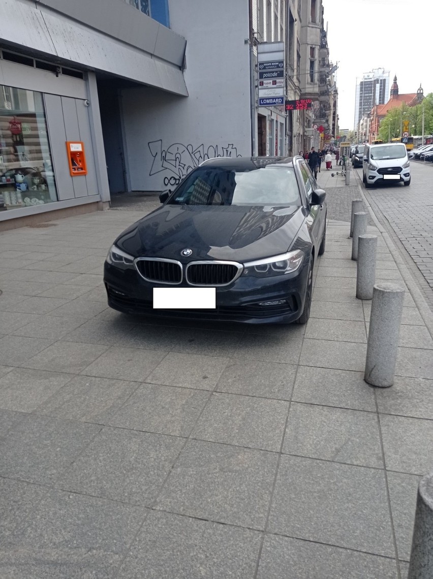 „Mistrzowie parkowania” w Katowicach. Zobacz jak zostawiają...
