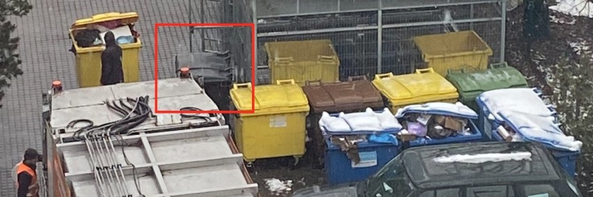 Bydgoszcz. Zamiast segregować śmieci, firma Komunalnik na Czyżkówku wrzuca wszystkie do jednej śmieciarki