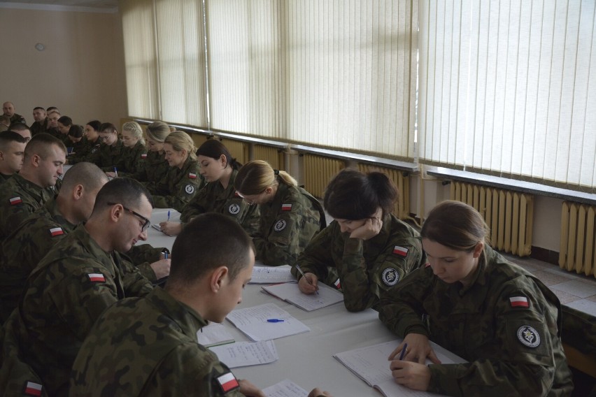 Szkolenie z musztry i survivalu żołnierzy dobrowolnej zasadniczej służby wojskowej w 1. Batalionie Czołgów w Żurawicy [ZDJĘCIA]