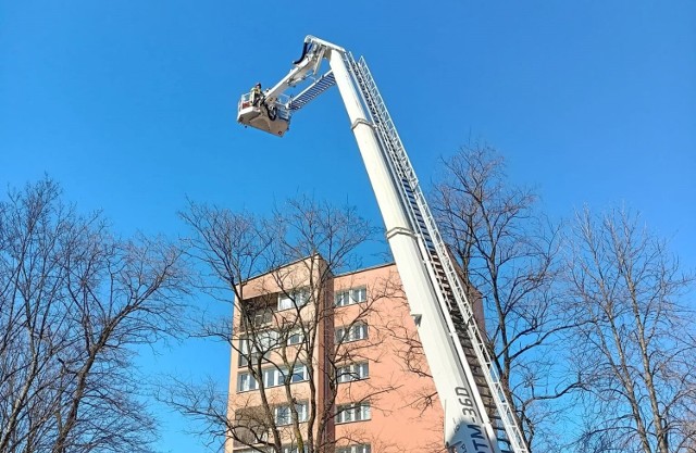 Strażacy gasili pożar z wysięgnika