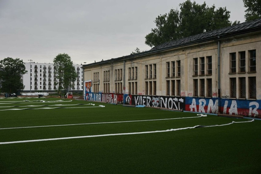 Na nowym boisku Wisły Kraków rozkładają już trawę 