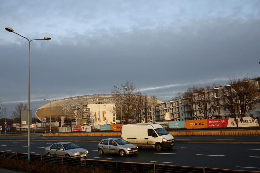 Osiedle z widokiem na halę sportową. Bloki tuż pod Tauron Areną Kraków