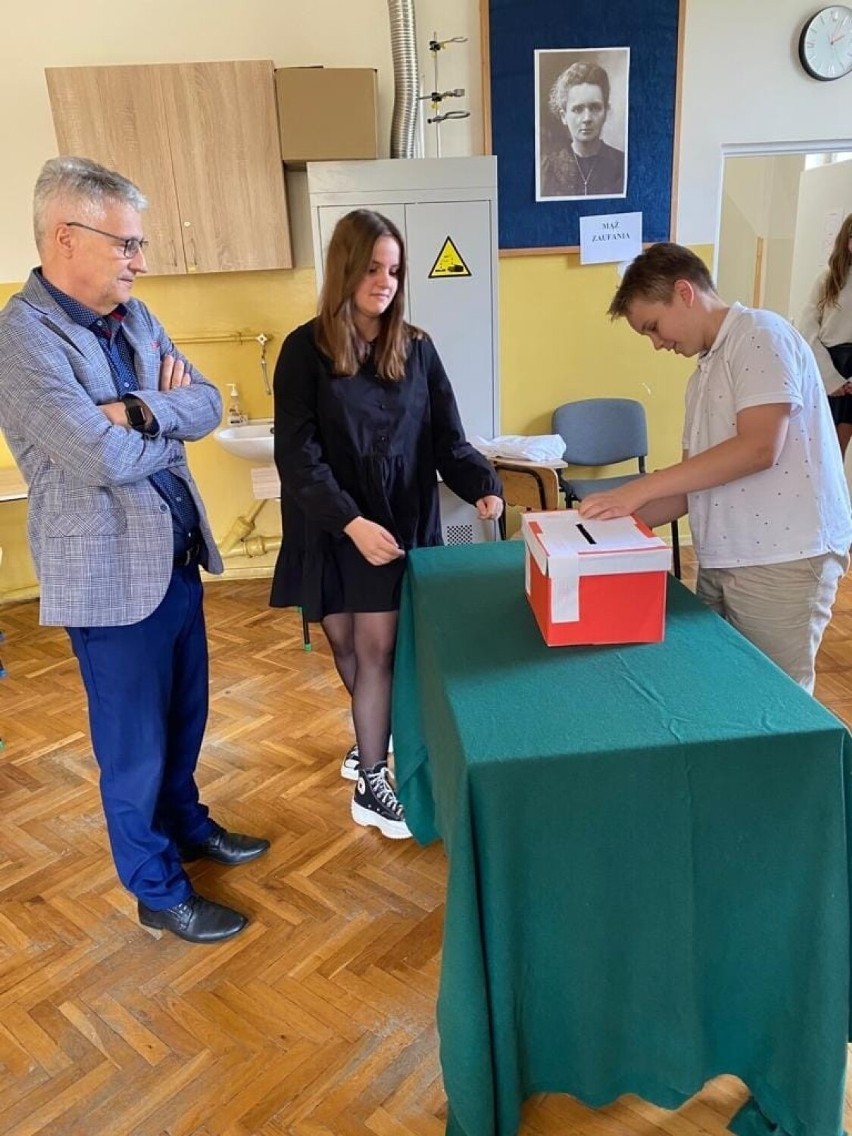 Kazimierska „trójka” ma nową Radę Samorządu Uczniowskiego. Kto objął ważne dla szkolnej społeczności funkcje? Zobaczcie zdjęcia