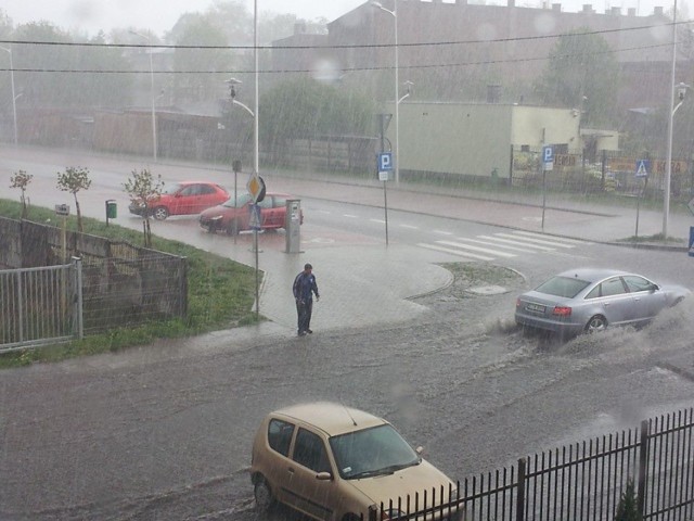 Po niedzielnej ulewie ulice Tomaszowa zmieniły się w potoki. Na zdjęciu ul. Zgorzelicka