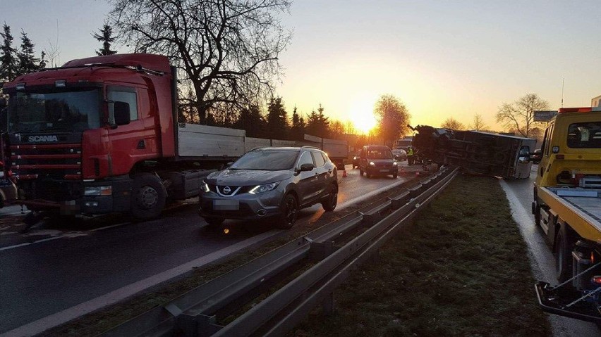 Wypadek w Piasku. Dostawczak na barierkach, DK1 zablokowana [ZDJĘCIA]