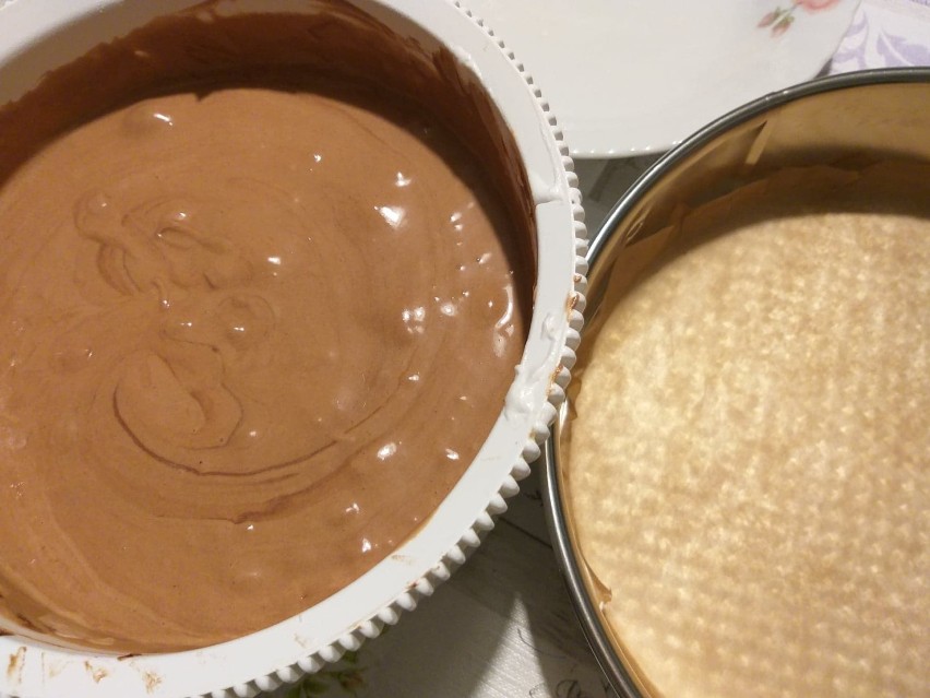 Przepis na tort czekoladowy. Zobacz, jak łatwo możesz przygotować pyszne czekoladowe ciasto. Wideo i zdjęcia