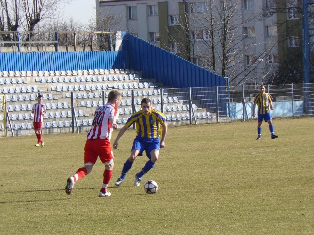 Marek Michalski (żółto-niebieski strój), strzelec jednej z bramek dla Mechanika, walczy z obrońcą Grabki