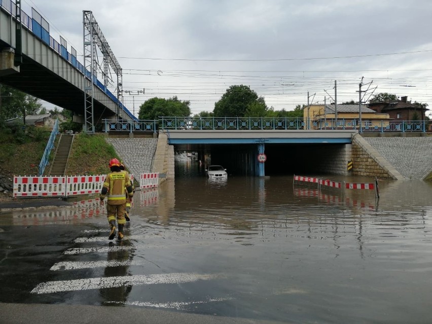 Dramatyczna sytuacja w Krakowie. Auto utknęło pod zalanym wiaduktem [ZDJĘCIA]