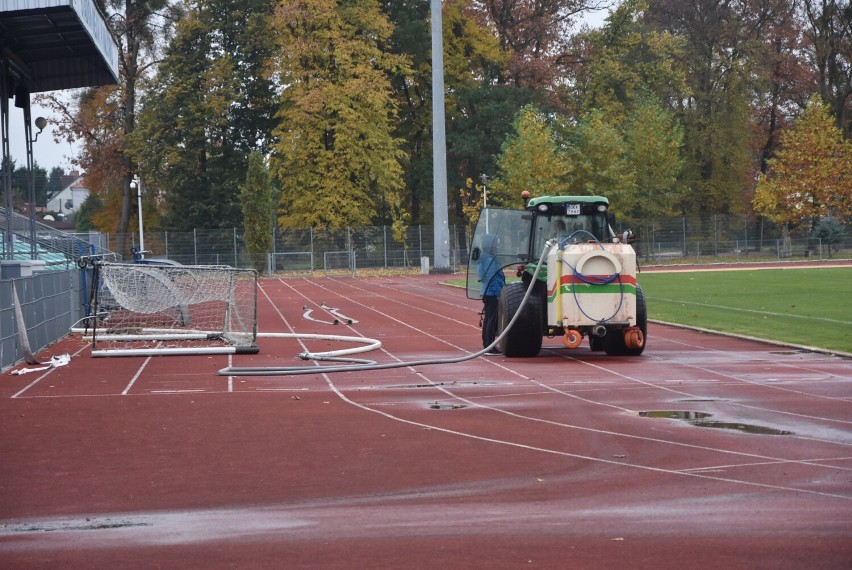 Malbork. Stadion Miejski bez certyfikatu PZLA. Zdaniem kontrolera, bieżnia pozostawia sporo do życzenia