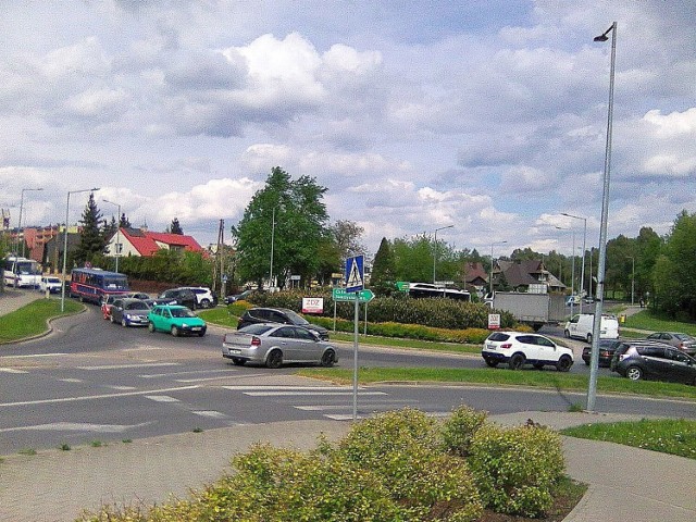 Przez bezmyślne blokowanie ronda Prezydenta Lecha Kaczyńskiego w Starachowicach, korki są na wszystkich czterech ulicach dochodzących do ronda.