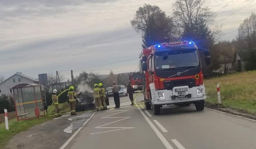 Biecz. Pożar samochodu osobowego. Komora silnika samochodu spłonęła doszczętnie. Na miejscu pracowała jednostka OSP Biecz