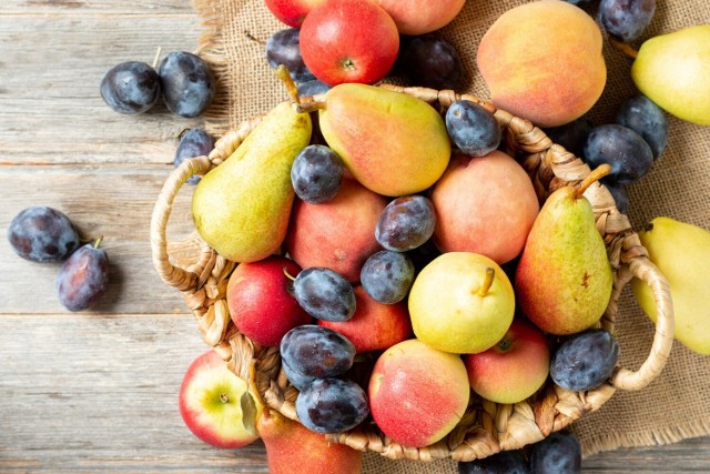Jabłka, gruszki i śliwki to najpopularniejsze owoce spożywane jesienią. Przepisów na wykorzystanie owoców jest wiele.