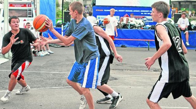 Na placu przed Skarbkiem w Śląskiej Strefie Sportu rywalizowało 16 drużyn z  regionu, reprezentujących poszczególne kraje EuroBasketu.