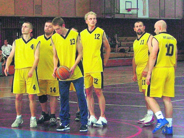 Koszykarze MKS Glimar Gorlice wygrali z Koroną Kraków 98 do 89