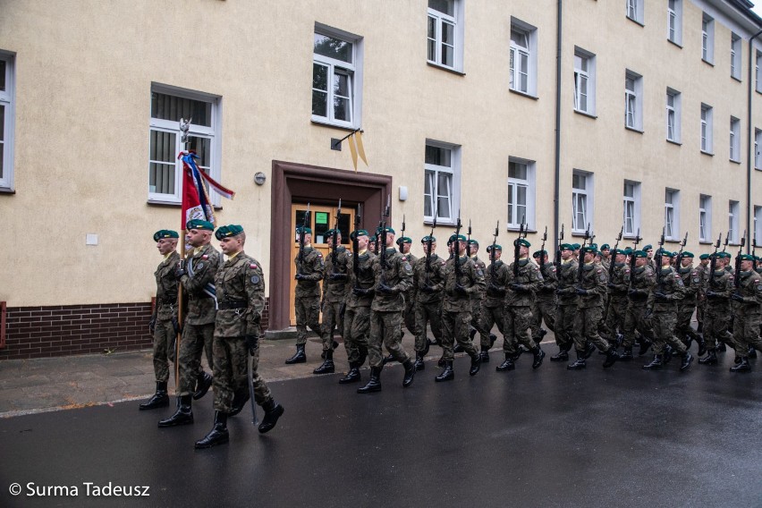 Ułani ze Stargardu świętują. Capstrzyk i salwa honorowa w białych koszarach ZDJĘCIA