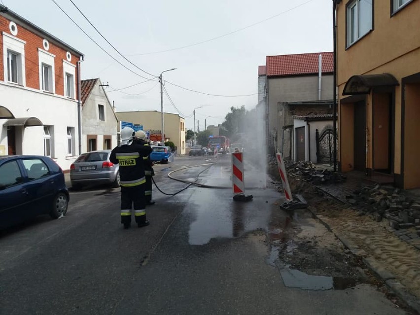 Uszkodzony gazociąg na ul. Lipowej w Łasinie. Ewakuowano 20 osób [zdjęcia, wideo]