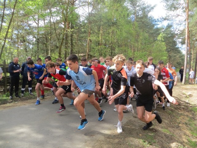 300 biegaczy wzięło udział w Powiatowych Biegach Przełajowych w Piskorach w gminie Blizanów