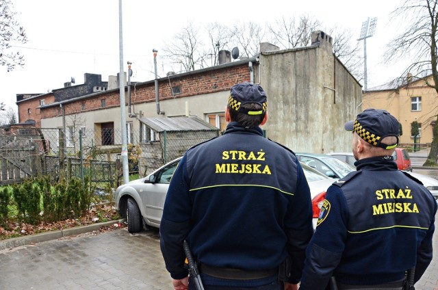 Strażnicy miejscy kontrolują domy, w których mieszkańcy palą w piecach