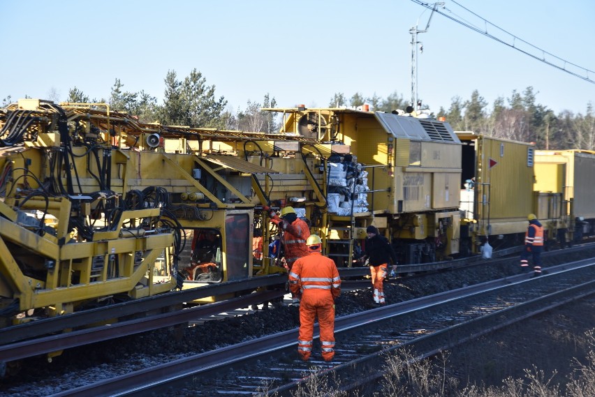 Najnowocześniejszy sprzęt pracuje na modernizacji linii kolejowej Częstochowa-Zawiercie ZDJĘCIA