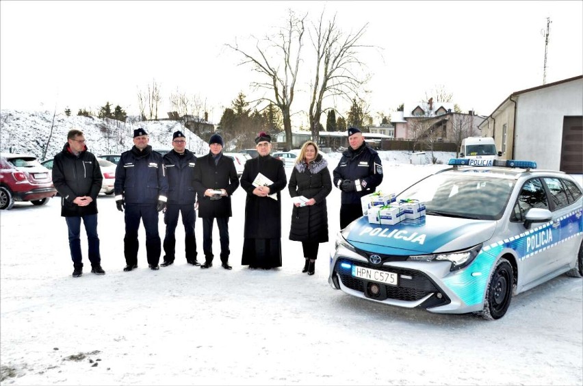 Dzielnicowi z Komendy Powiatowej Policji w Kościerzynie otrzymali nowy radiowóz marki Toyota Corolla ZDJĘCIA