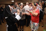 Emeryci z brzezińskiego Stowarzyszenia Seniorów „Integracja” bawili się na balu karnawałowym