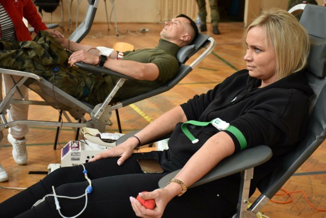 Honorowa akcja oddawania krwi w sieradzkiej brygadzie. Oddano jej aż 18 litrów