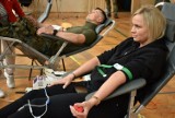 Honorowa akcja oddawania krwi w sieradzkiej brygadzie. Oddano jej aż 18 litrów ZDJĘCIA