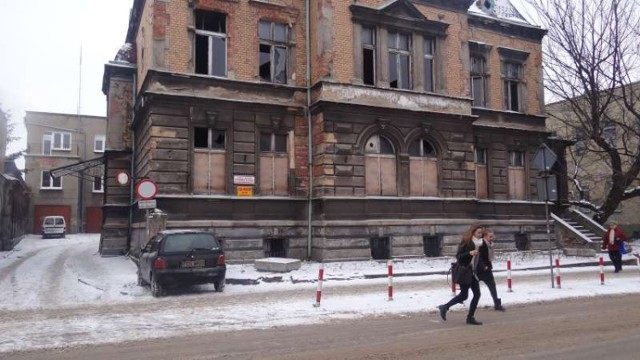 Zima w Pleszewie. Nieodśnieżony chodnik przed przychodnią