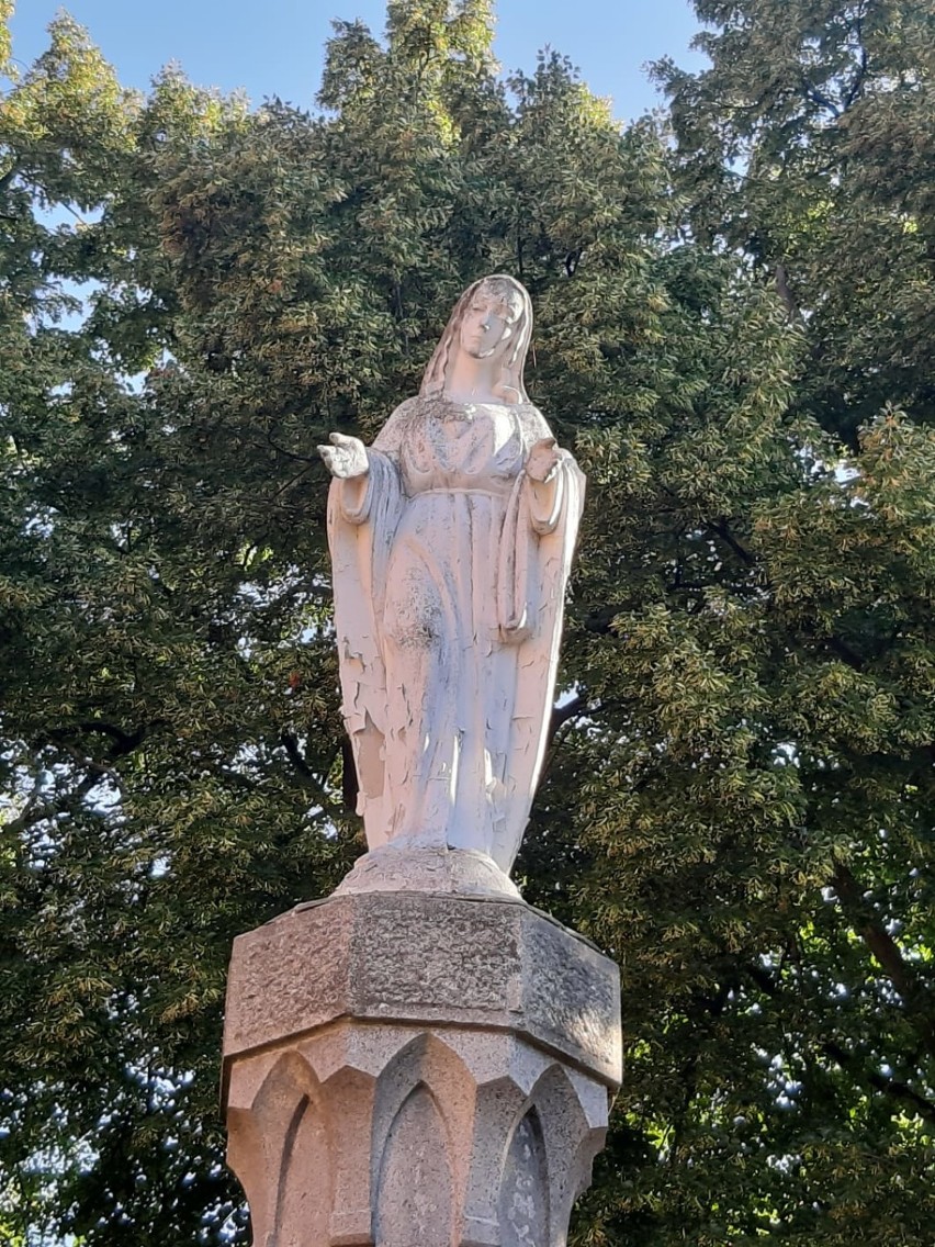 Malbork. Figura Matki Boskiej przy kościele św. Jana Chrzciciela odnowiona 