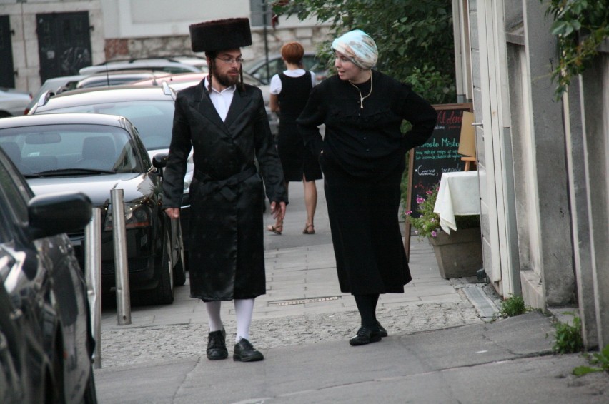 Sobota, w drodze do synagogi
