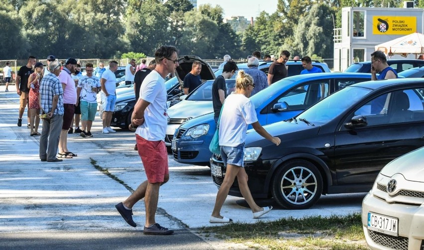 Giełdy samochodowe w Wielkopolsce. Gdzie możesz kupić części samochodowe i auta?