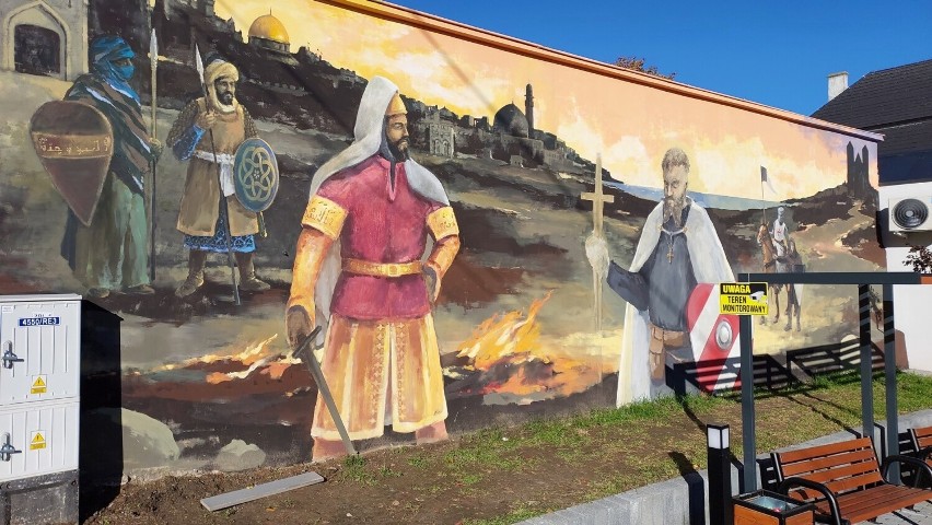 Historyczny obraz w centrum Opatowa co raz bardziej widoczny. Pierwszy mural w mieście przedstawia związek Ziemi Opatowskiej z zakonem