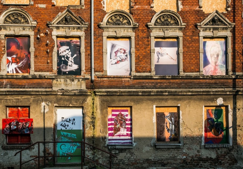 Obrazy młodego artysty Edwarda Pytlosa na opuszczonych budynkach gdańskiej Orunii. Zdjęcia