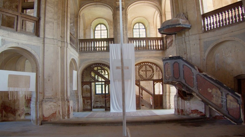 Subtelna wystawa w byłym kościele w Goszczu