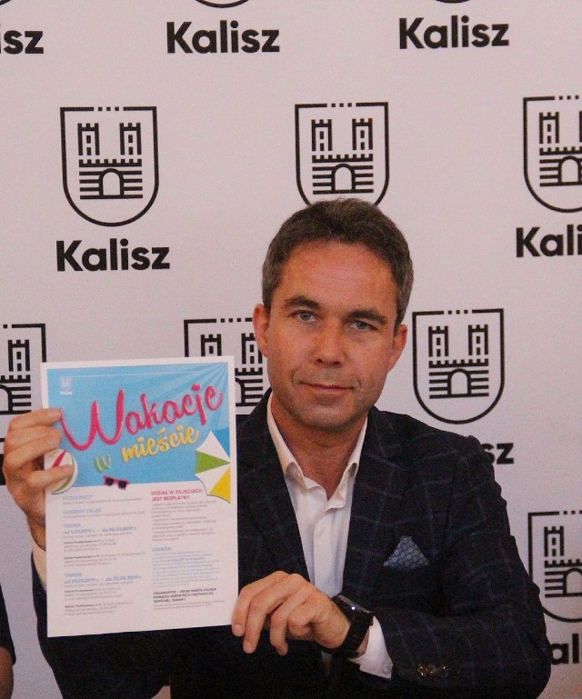 Wiceprezydent Mateusz Podsady z plakatem informującym o Akcji Lato 2019