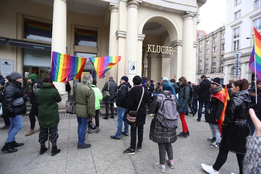 Popieram związki - foto happening na Placu Zbawiciela. Akcja promująca związki partnerskie [ZDJĘCIA]