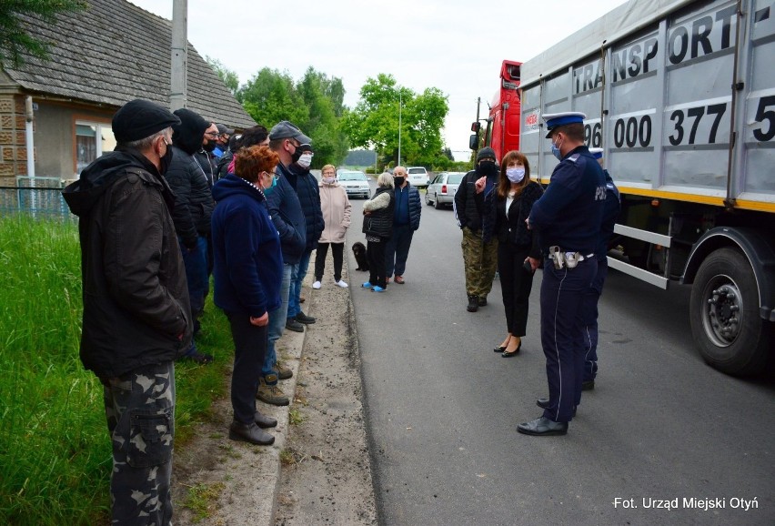 Mieszkańcy Bobrownik protestują przeciwko przejazdom tirów...