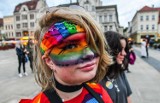 „Przestańcie nas zabijać”. Czuwanie na Starym Rynku w Bydgoszczy dla ofiar homofobii w Polsce [zdjęcia]