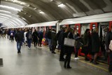 Godziny szczytu w metrze. Brak bezpiecznej odległości i maski na brodach. Jak zachować reżim sanitarny?