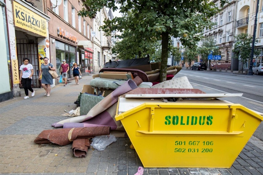 Wtorek, 21 sierpnia - śmieci na ulicy Gdańskiej w Bydgoszczy