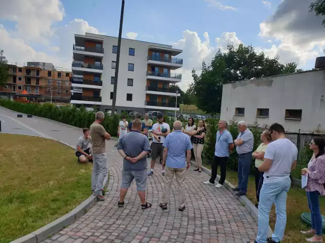 Mieszkańcy bloków przy ulicy Ekologicznej boją się sąsiedztwa ogromnego masztu. Nie wiedzą, jaki będzie miał wpływ na ich zdrowie