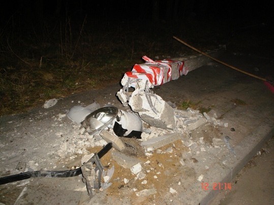 Wypadek w Mońkach. Auto uderzyło w słup [zdjęcia]